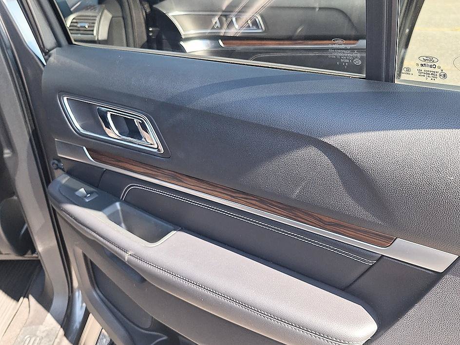 Used 2019 Ford Explorer Limited w/ Ford Safe & Smart Package AWD/4WD image 29