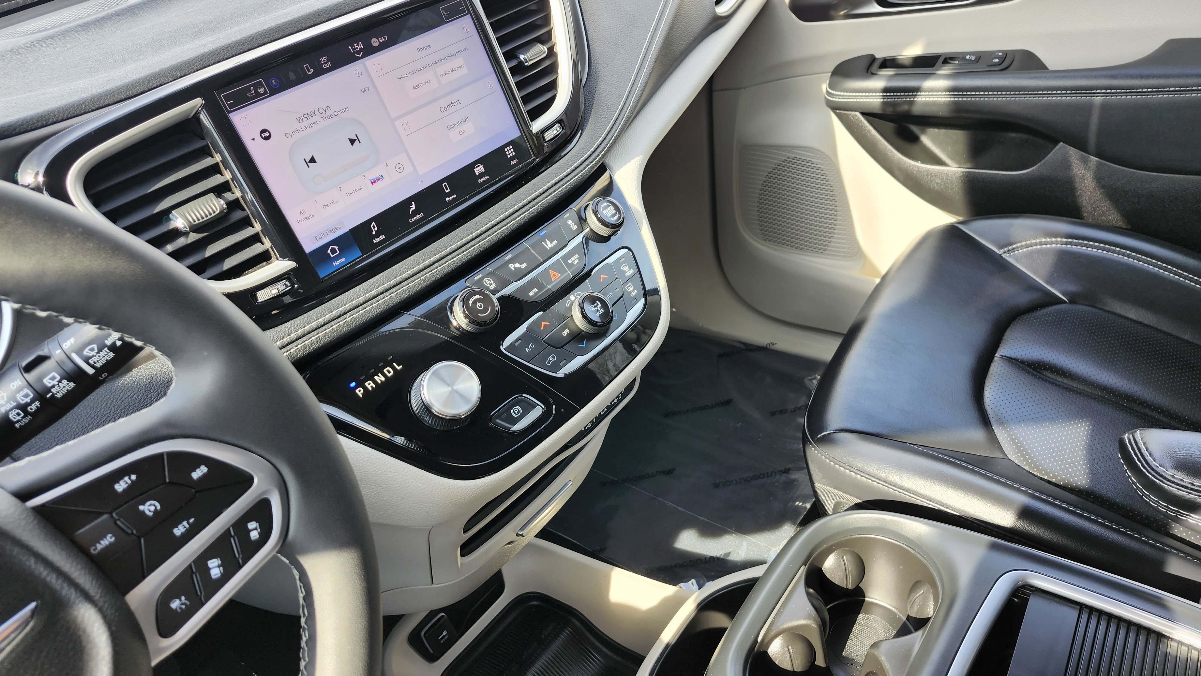 Used 2023 Chrysler Pacifica Touring-L image 30