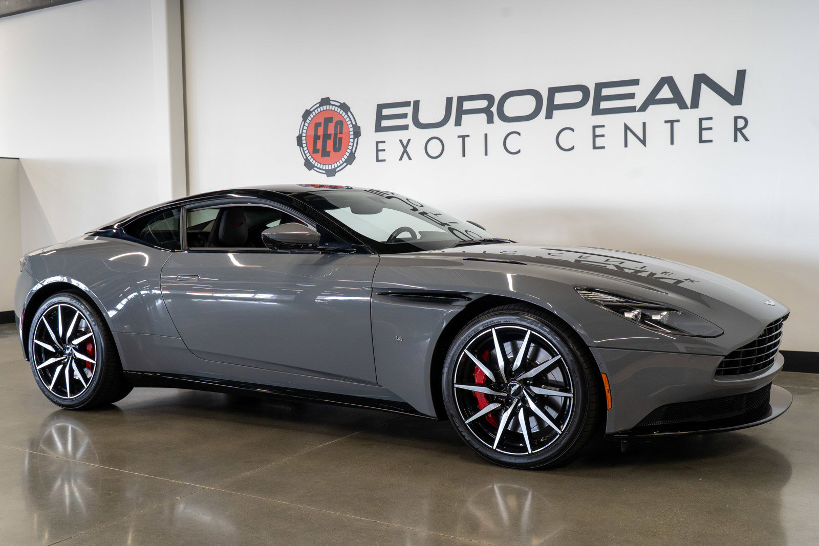 Used 2018 Aston Martin DB11 V12 RWD image 38