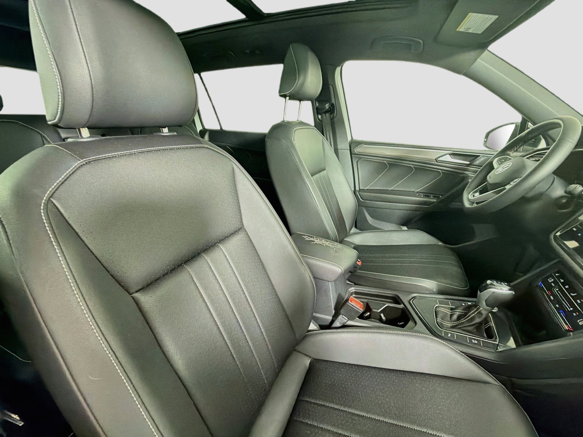 Used 2023 Volkswagen Tiguan SE R-Line FWD image 28