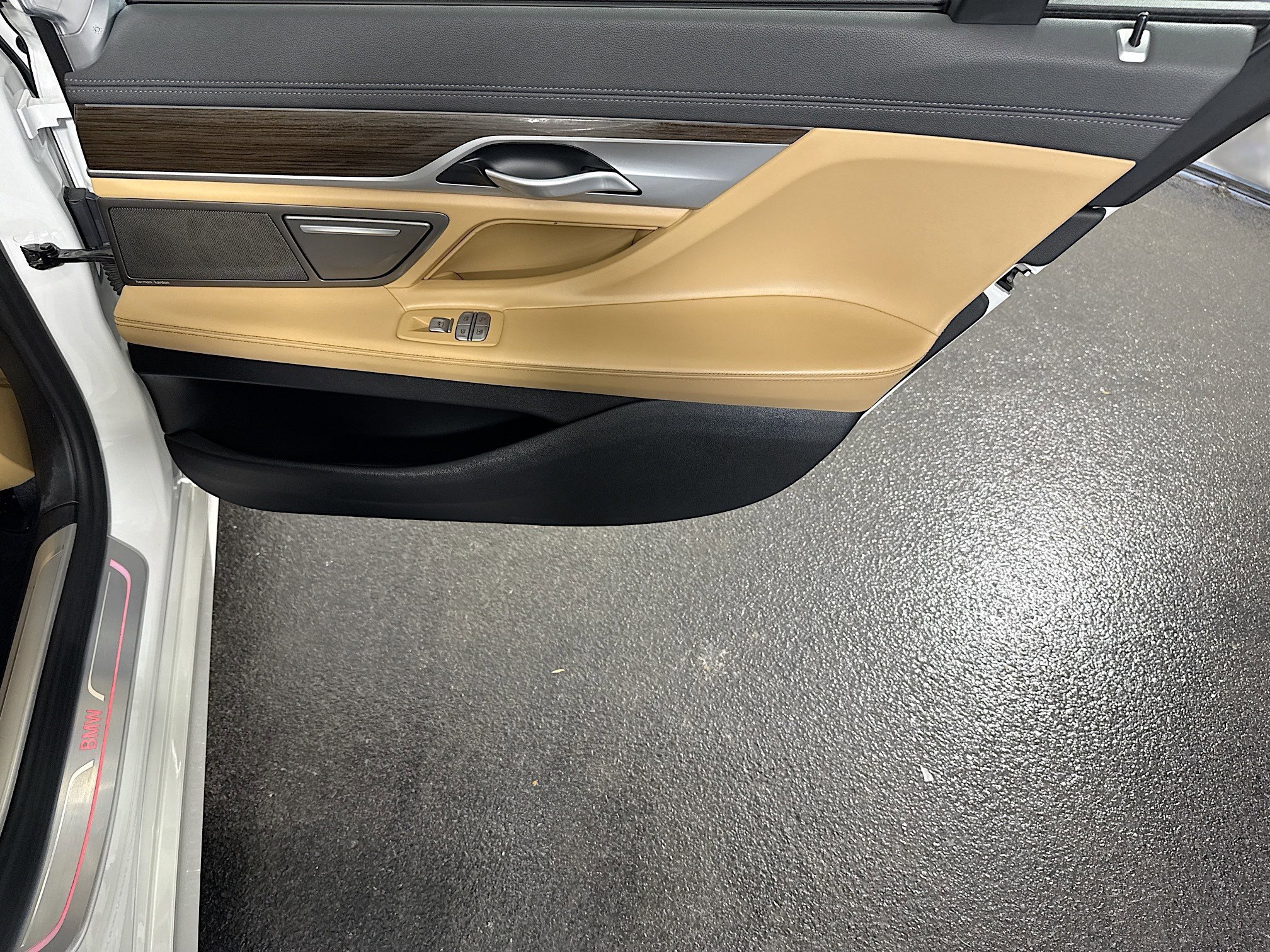 Used 2022 BMW 740i image 28