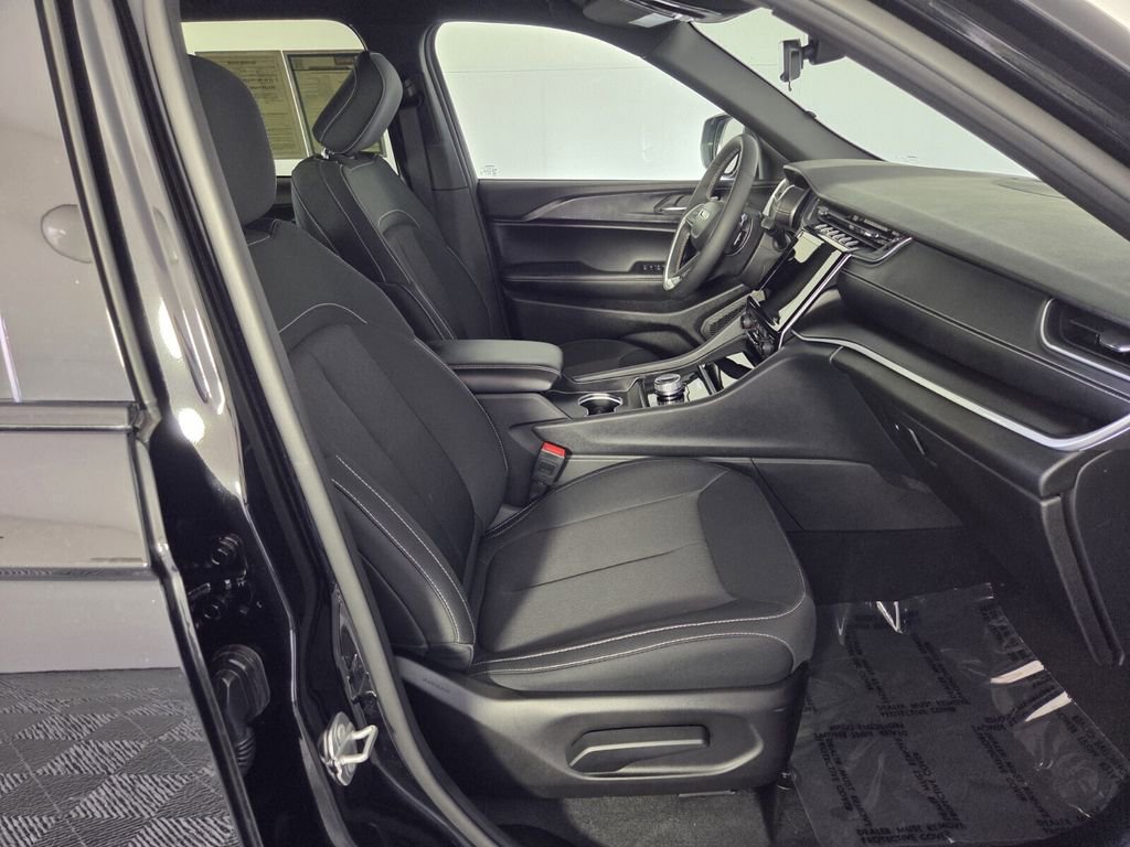 Certified 2025 Jeep Grand Cherokee Laredo w/ Luxury Tech Group I image 32