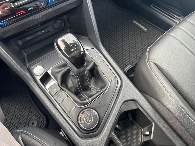 Certified 2024 Volkswagen Tiguan SE R-Line image 27