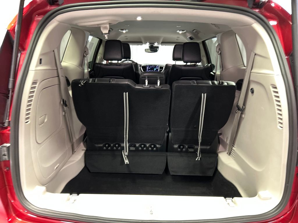 Used 2024 Chrysler Pacifica Select image 25