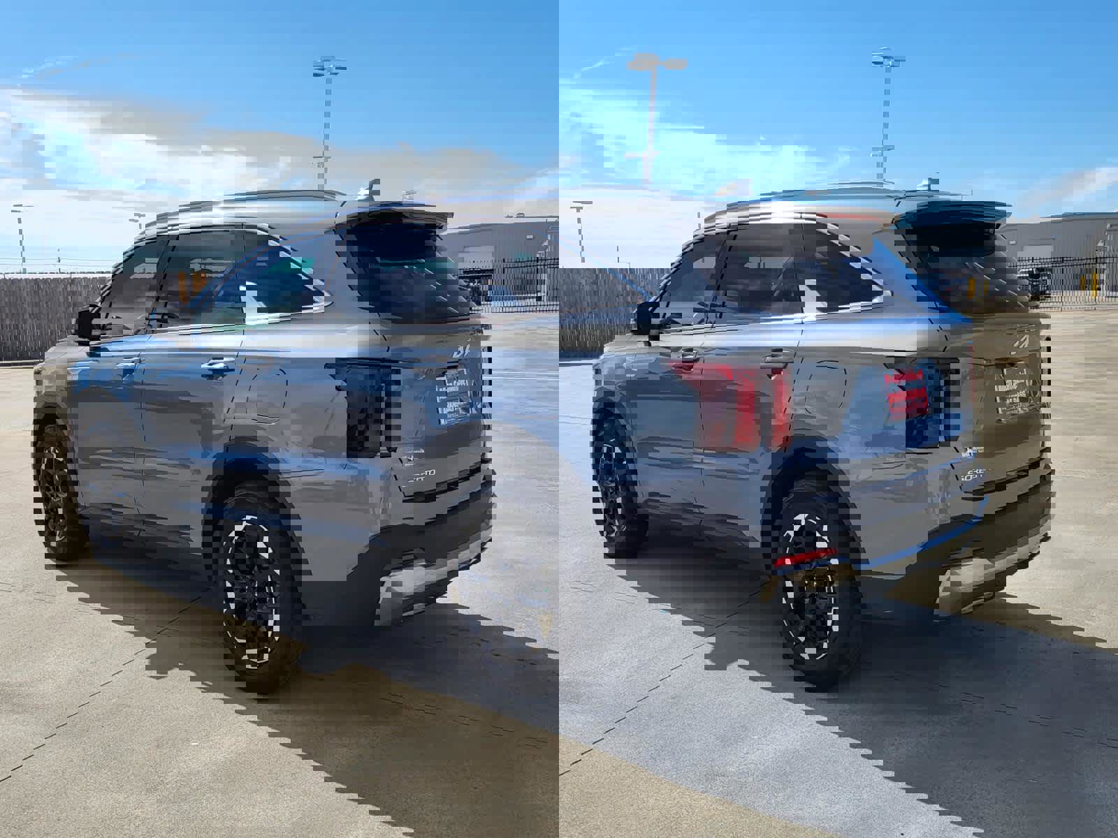 Used 2024 Kia Sorento S w/ Panoramic Sunroof Package image 3