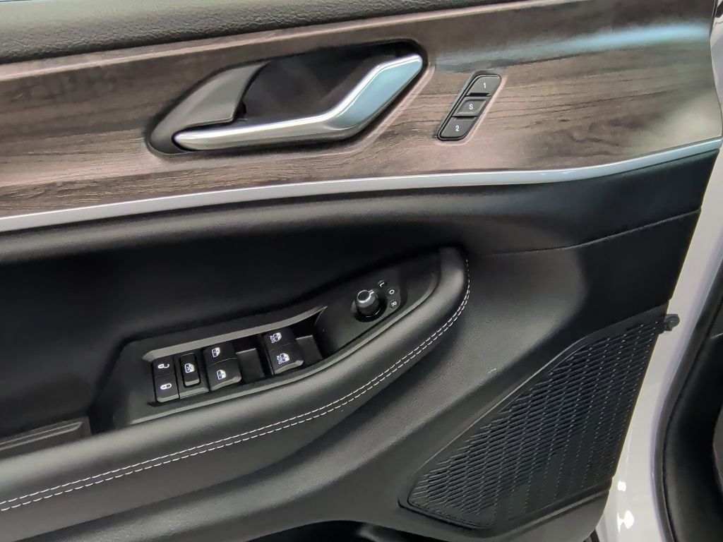 New 2025 Jeep Grand Cherokee Limited image 11