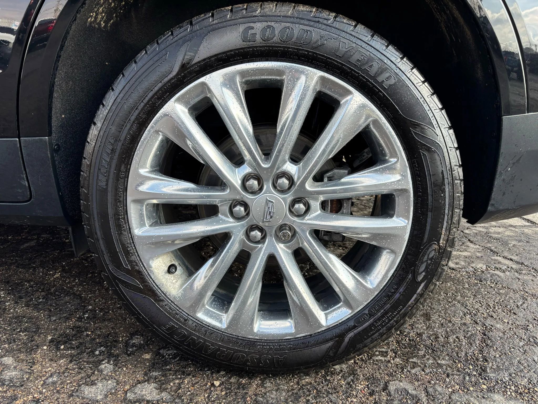 Used 2018 Cadillac XT5 Platinum image 2