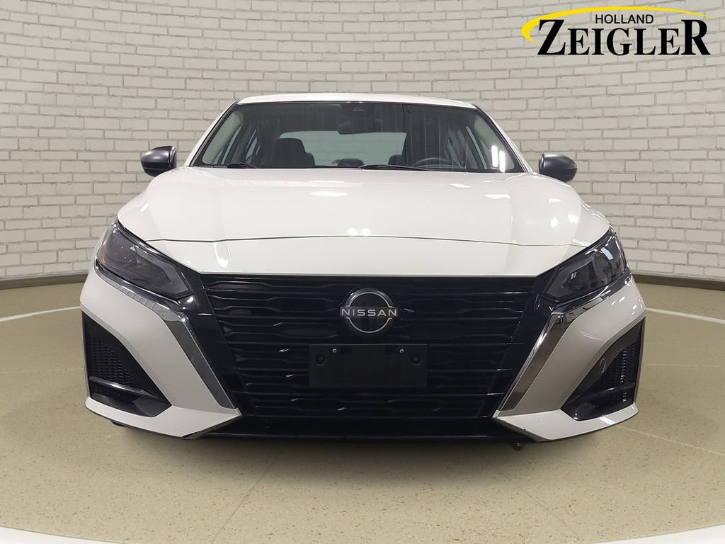 Used 2025 Nissan Altima 2.5 SV FWD image 2