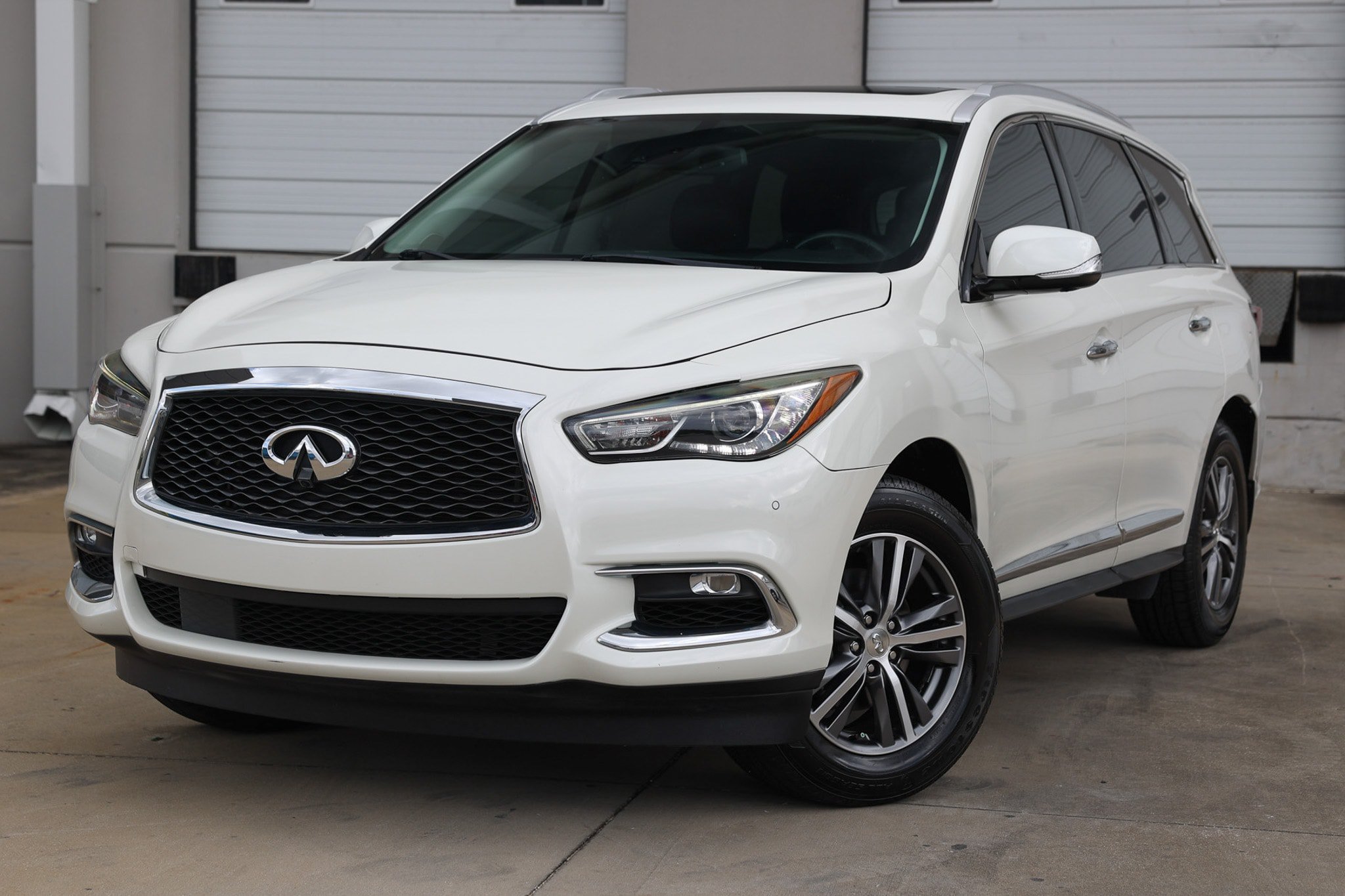 Used 2019 INFINITI QX60 Luxe w/ Essential Package FWD image 1