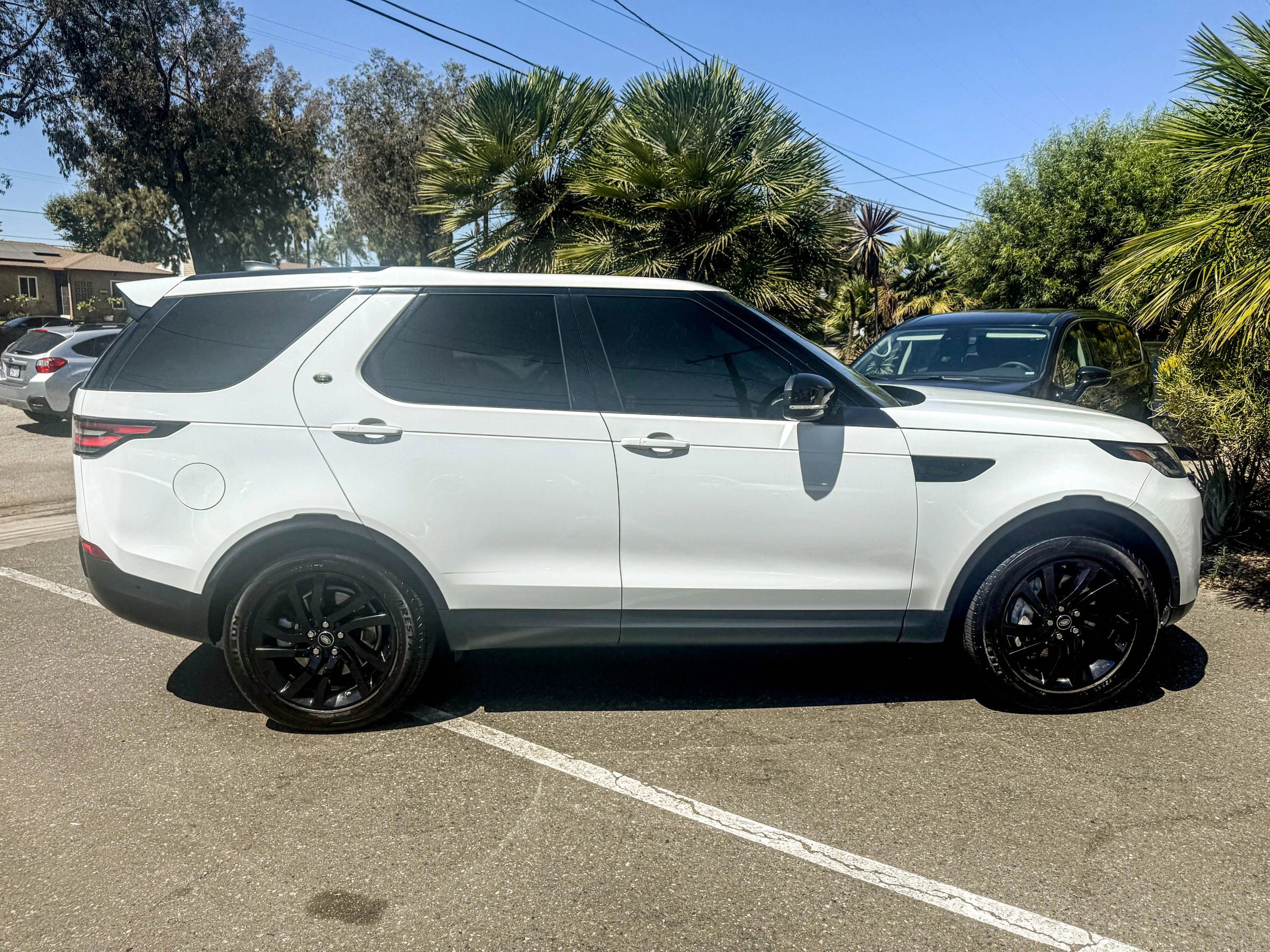 Used 2020 Land Rover Discovery HSE image 16