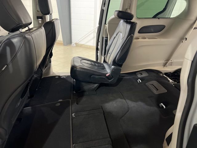 Used 2022 Chrysler Pacifica Touring-L image 12