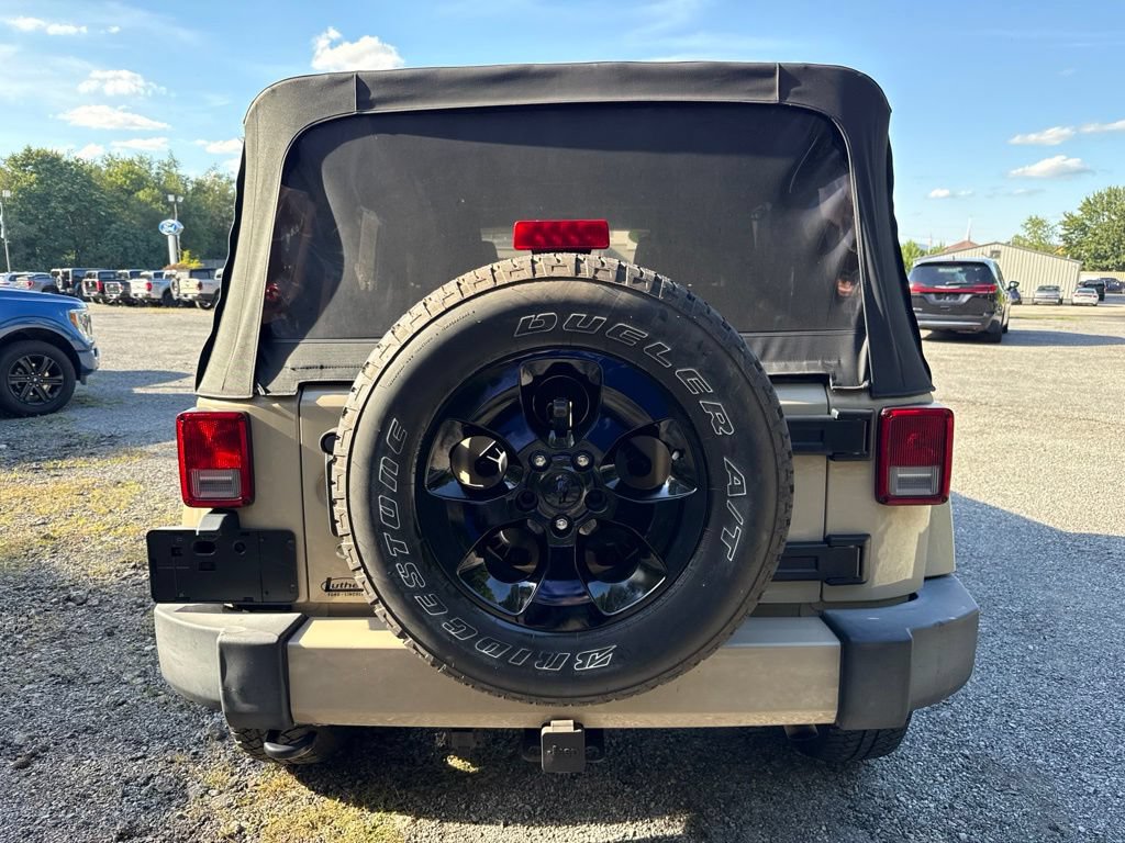 Used 2016 Jeep Wrangler Unlimited Sahara w/ Connectivity Group AWD/4WD image 6