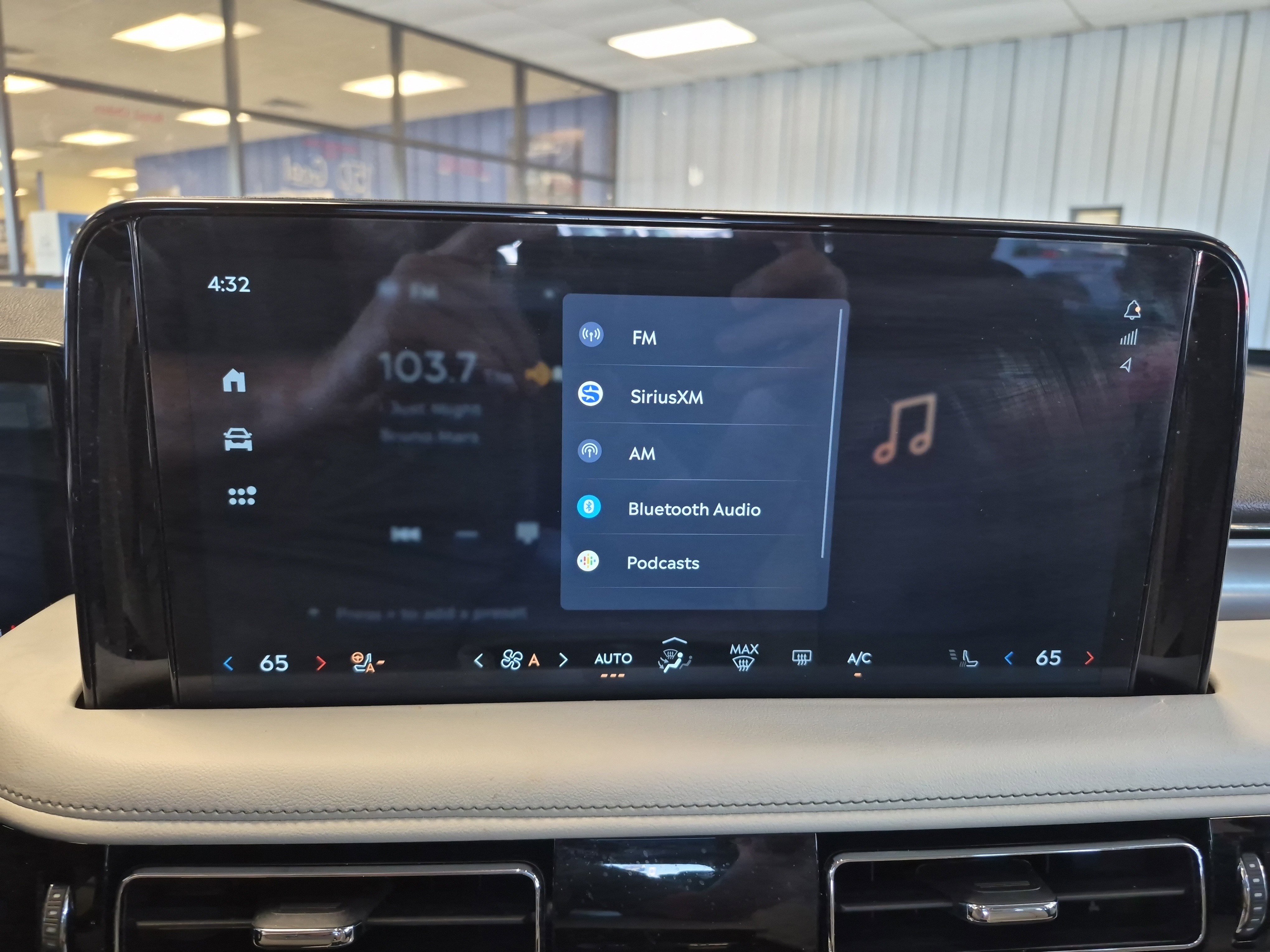 Used 2025 Lincoln Aviator AWD w/ Jet Appearance Package image 36