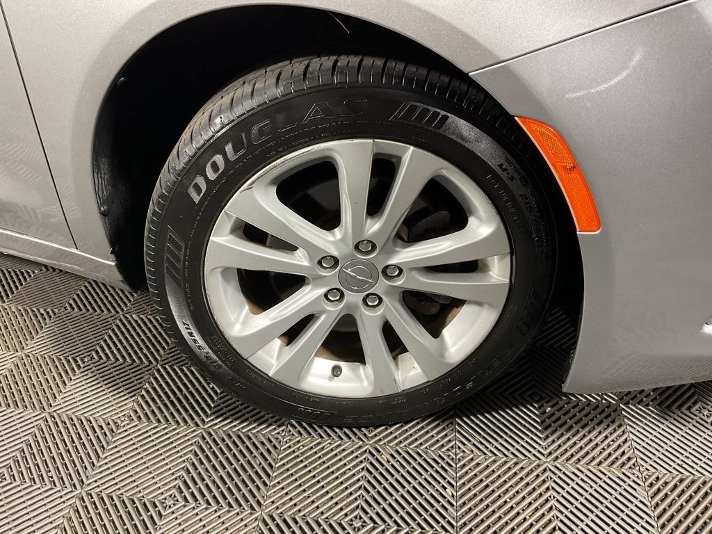 Used 2017 Chrysler 200 Limited Platinum FWD image 39