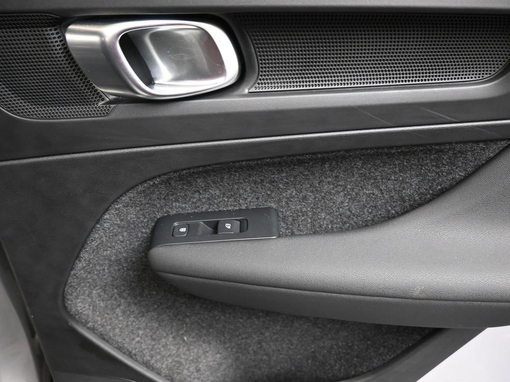 Certified 2025 Volvo XC40 B5 Core image 15