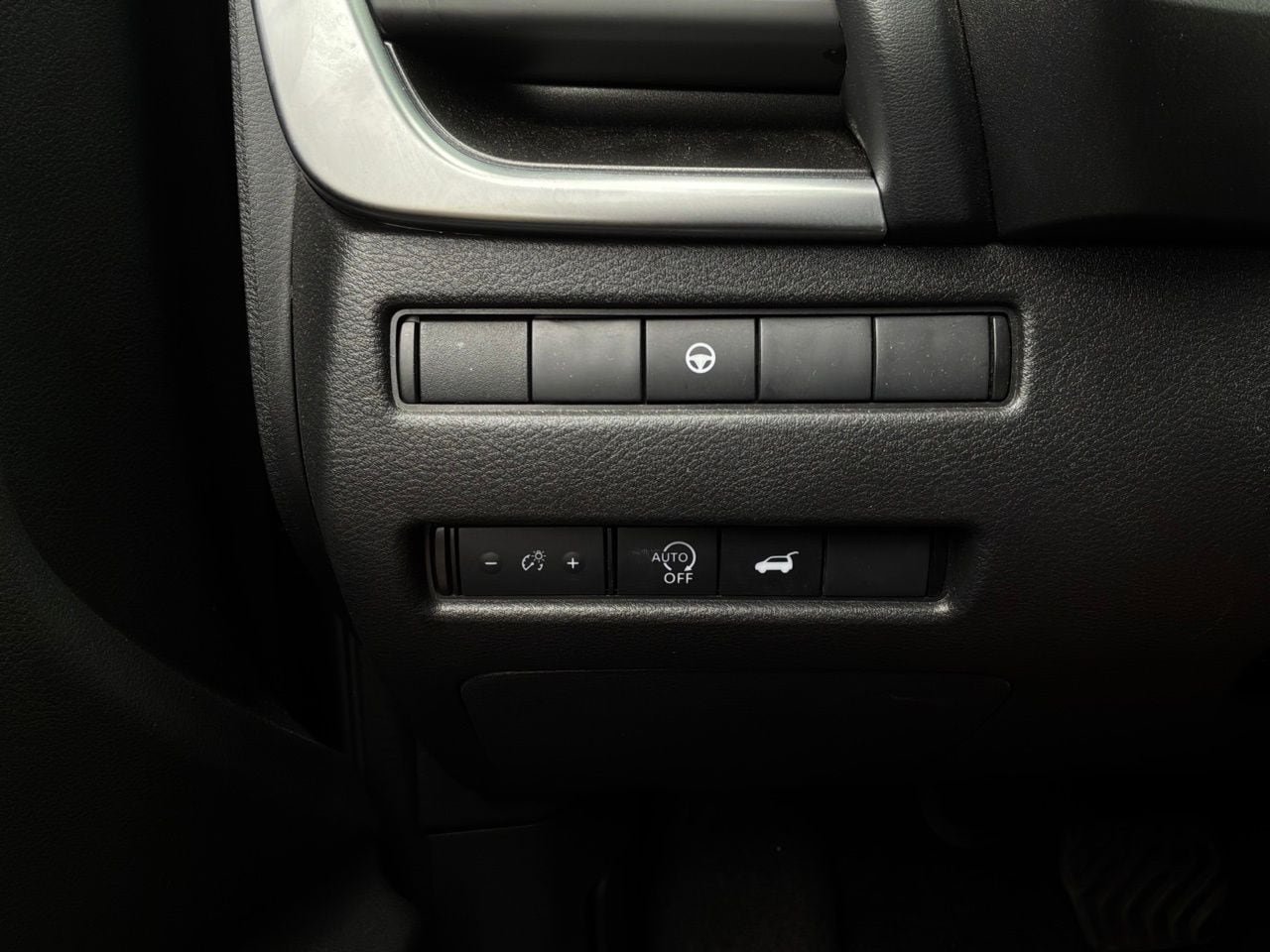 Used 2025 Nissan Rogue SV FWD image 24