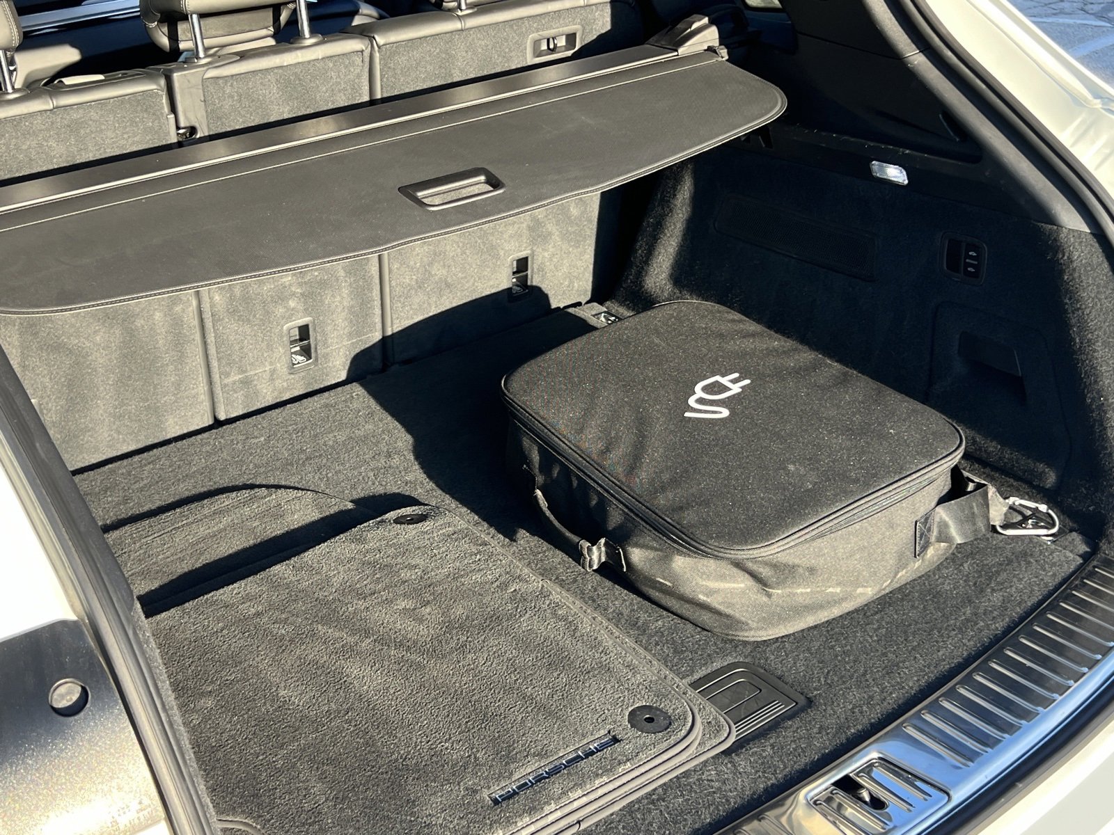 Certified 2022 Porsche Cayenne Platinum Edition image 19