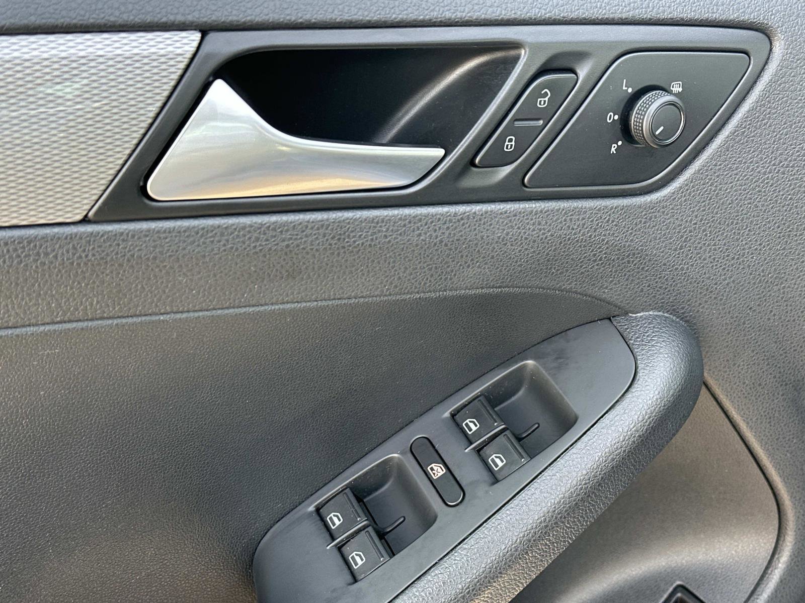 Used 2018 Volkswagen Jetta SE image 16