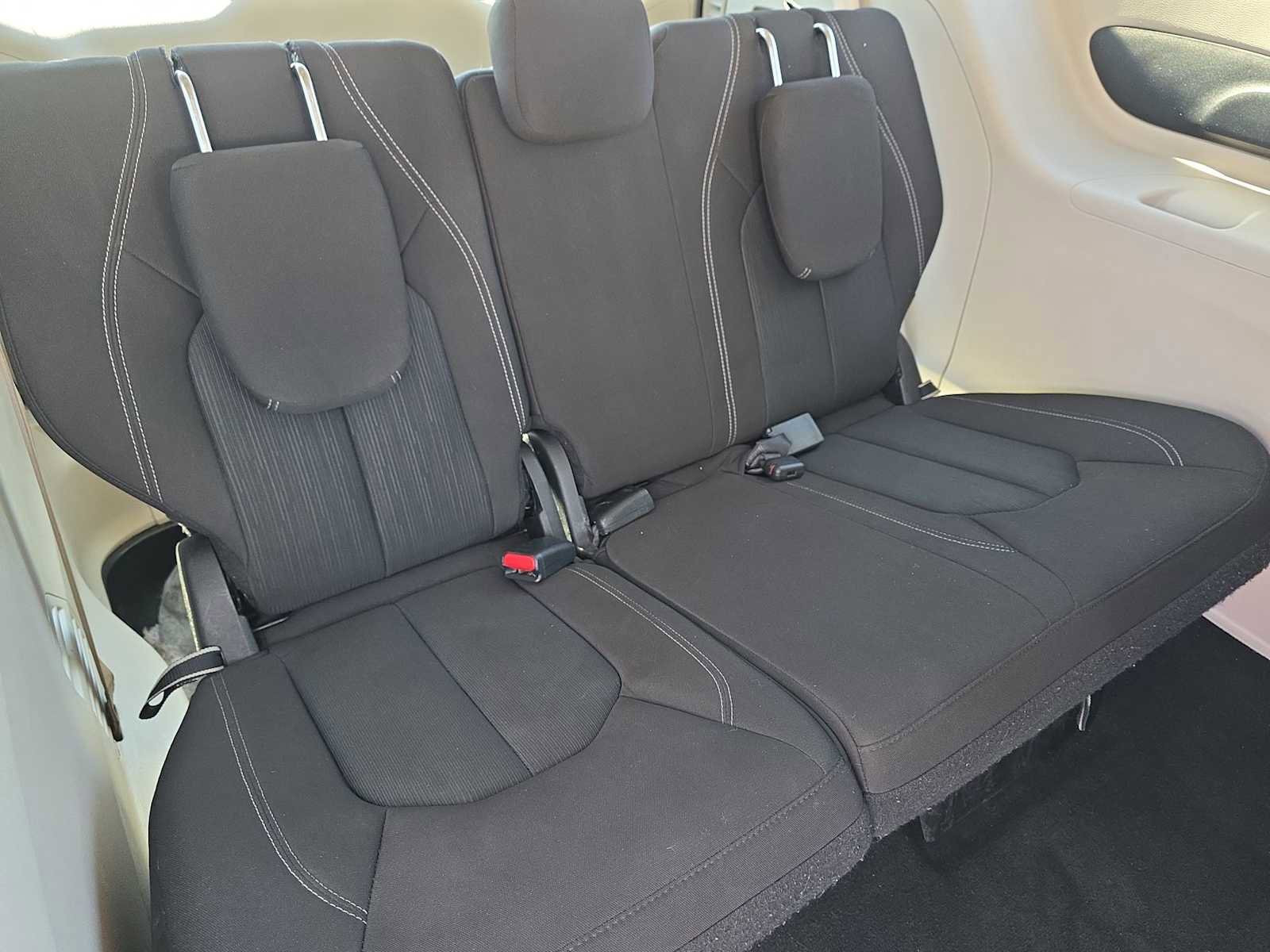 Used 2022 Chrysler Voyager LX image 29