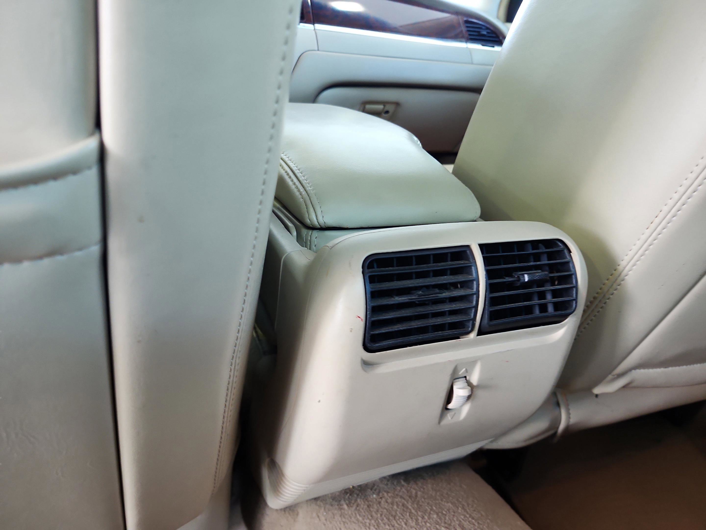 Used 2009 Lincoln Town Car Signature Limited RWD image 18