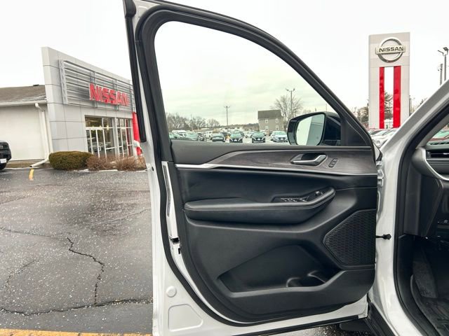 Used 2023 Jeep Grand Cherokee Limited w/ Luxury Tech Group II image 26