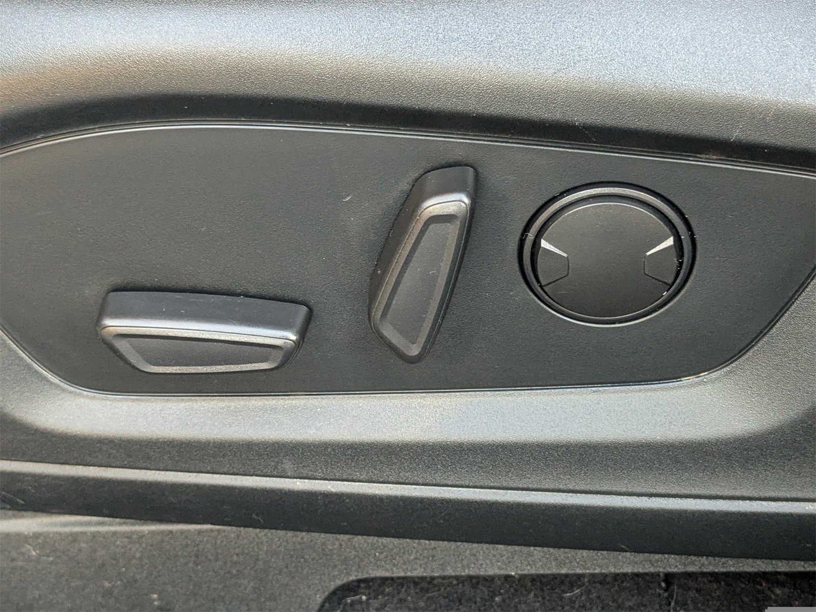 Used 2022 Ford Explorer XLT w/ Equipment Group 202A image 23