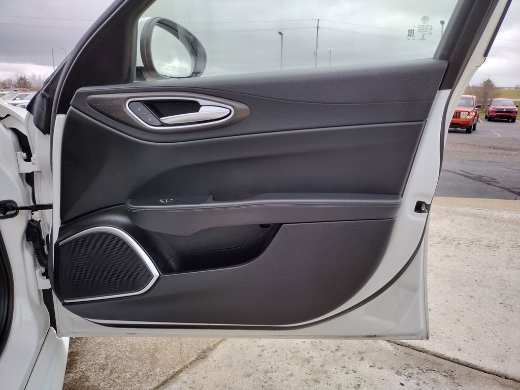 Used 2022 Alfa Romeo Giulia Ti image 19