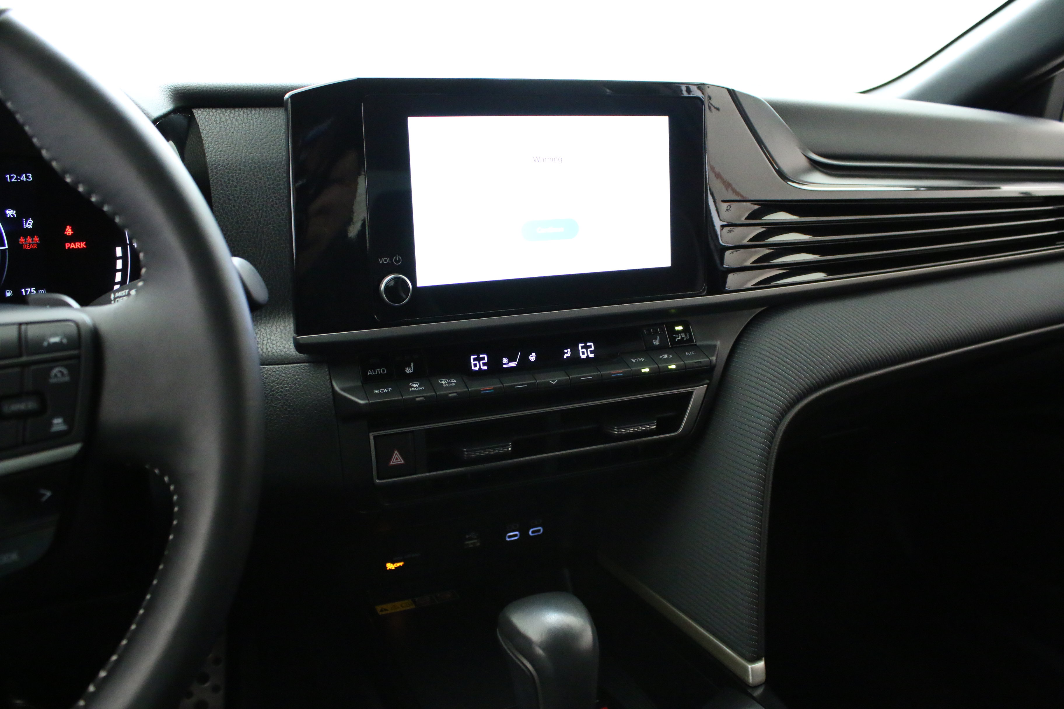 Used 2025 Toyota Camry SE w/ Convenience Package FWD image 16
