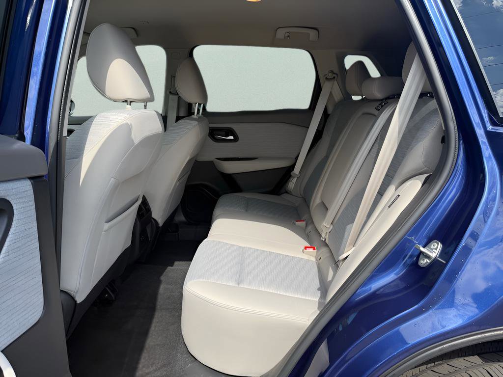 Used 2022 Nissan Rogue SV FWD image 11