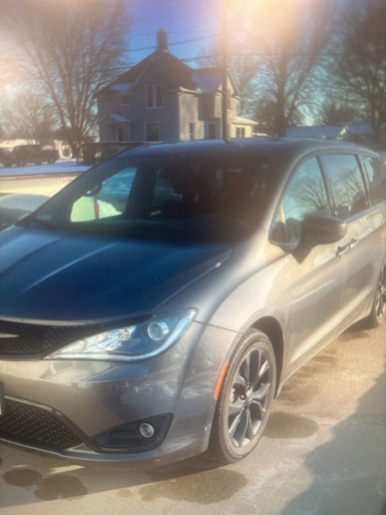 Used 2018 Chrysler Pacifica Touring Plus w/ S Appearance Package image 4