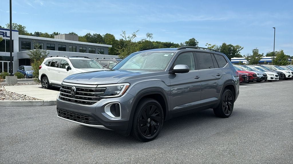 Used 2024 Volkswagen Atlas SE w/ Panoramic Sunroof Package AWD/4WD image 3
