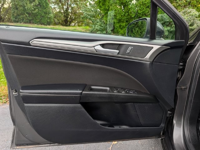 Used 2020 Ford Fusion SE FWD image 31