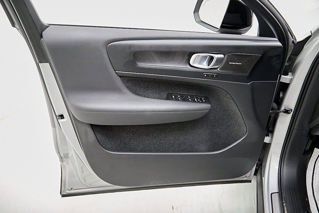 Certified 2023 Volvo C40 P8 Recharge Ultimate image 10