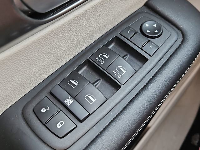 Used 2024 Chrysler Pacifica Touring-L image 24