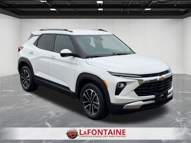 Used 2025 Chevrolet TrailBlazer LT FWD image 2