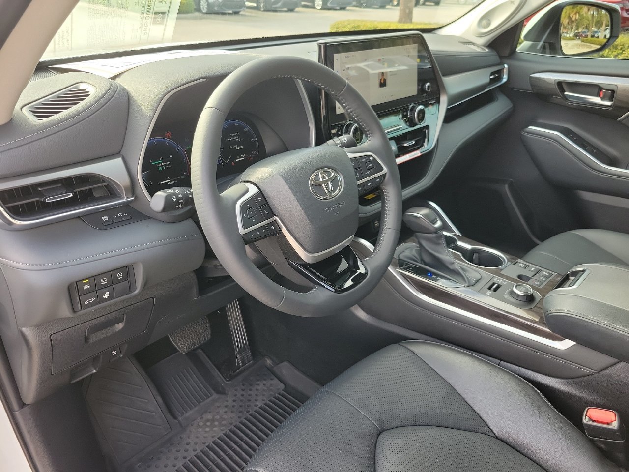 Used 2026 Toyota Highlander Limited AWD/4WD image 16