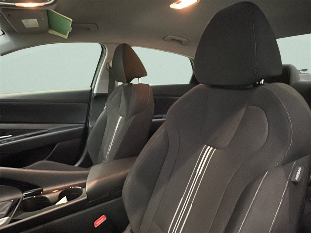 Used 2023 Hyundai Elantra Blue image 9