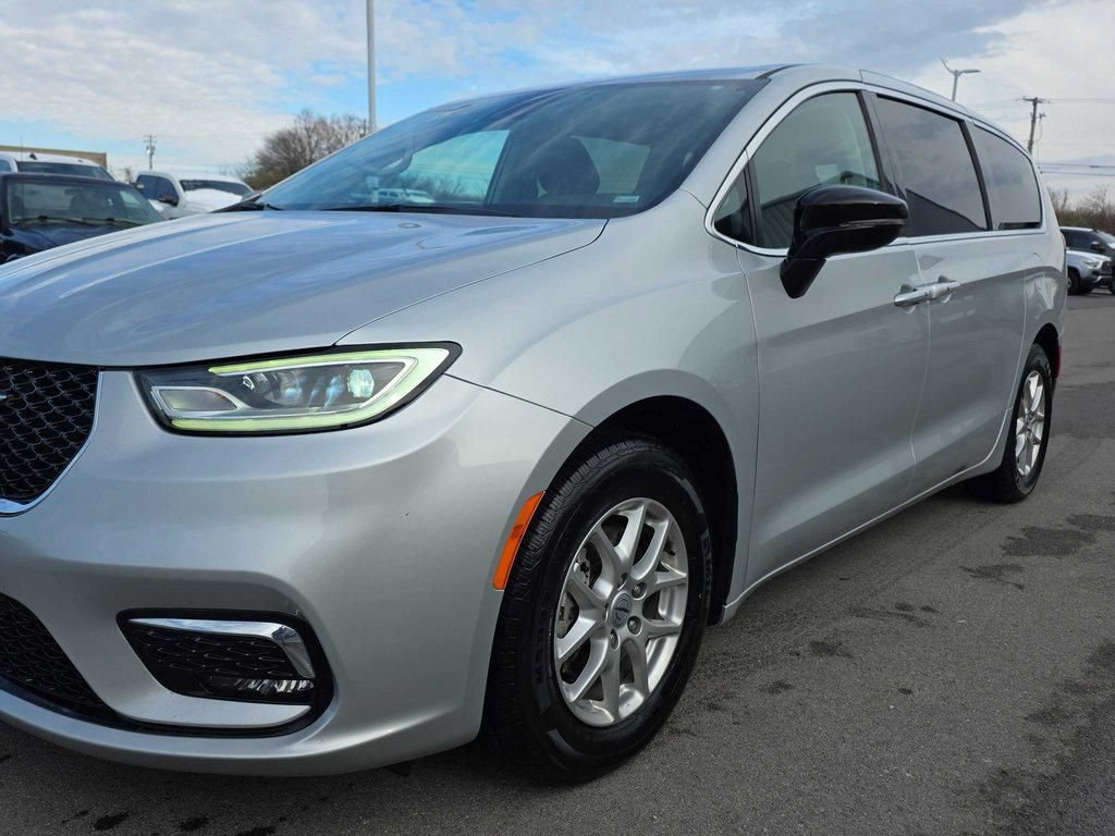 Used 2024 Chrysler Pacifica Touring-L