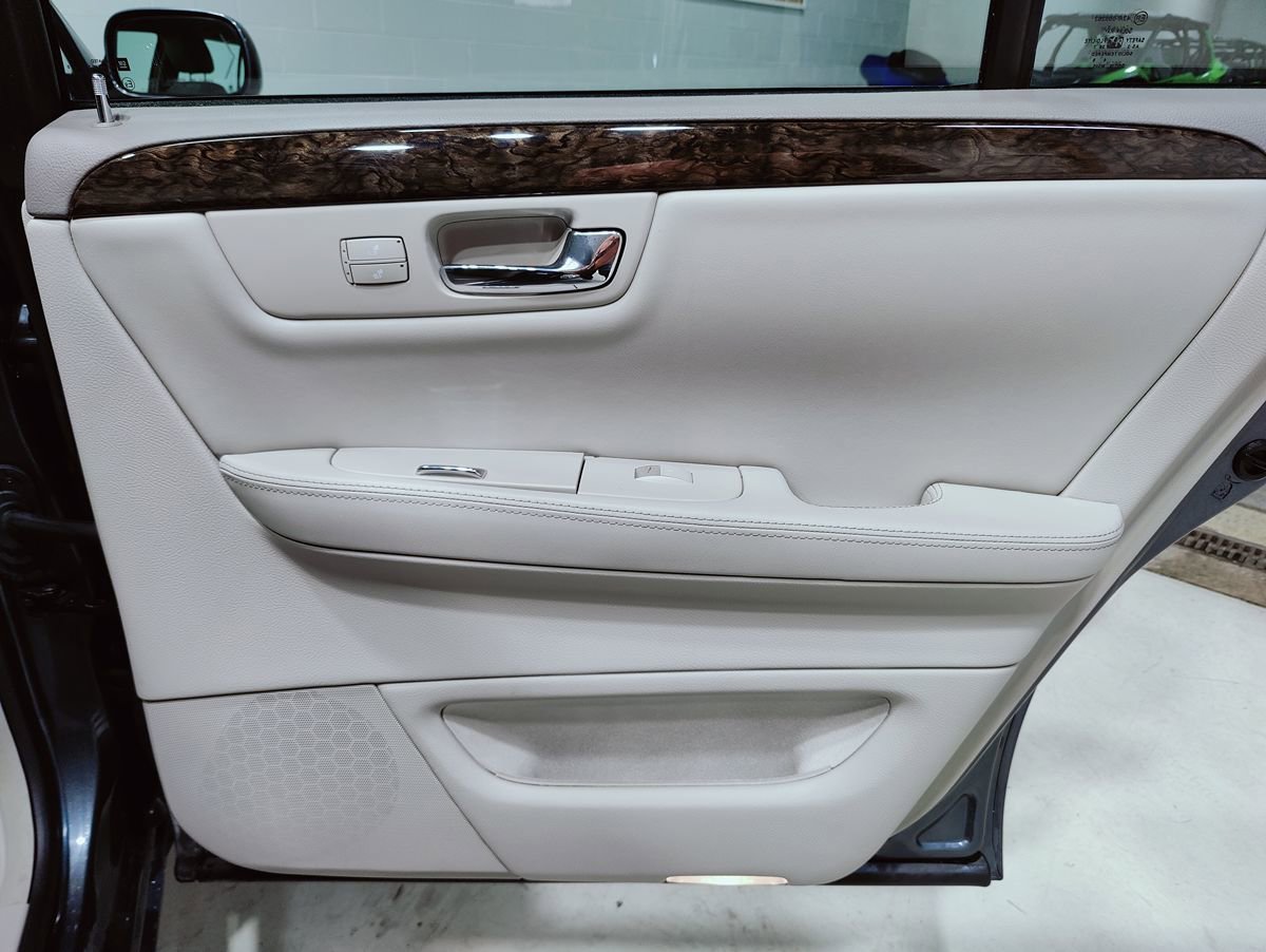 Used 2009 Cadillac DTS w/ Trunk Convenience Package FWD image 16
