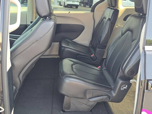 Used 2024 Chrysler Pacifica Touring-L FWD image 10