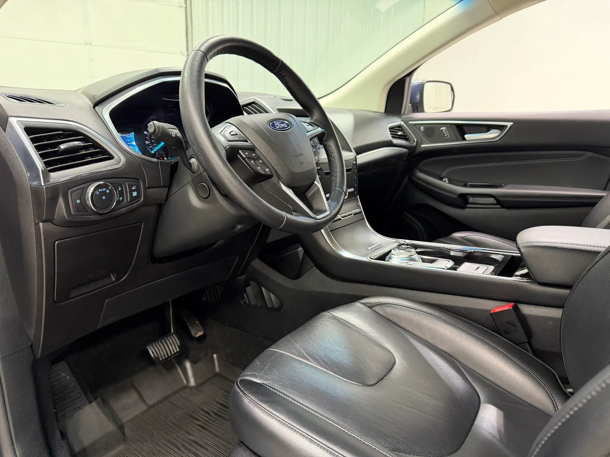 Used 2019 Ford Edge Titanium w/ Cold Weather Package AWD/4WD image 12