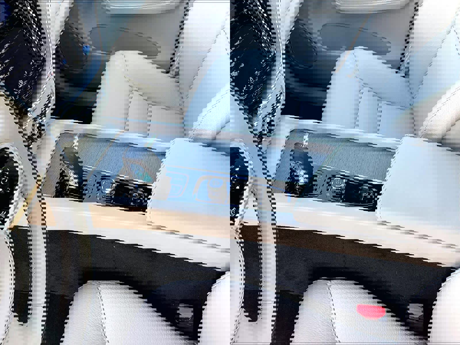 Used 2023 Volvo XC60 T8 Plus w/ Climate Package image 20