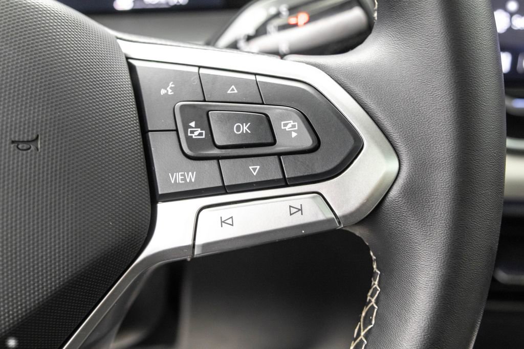 Used 2025 Volkswagen Tiguan SE image 16