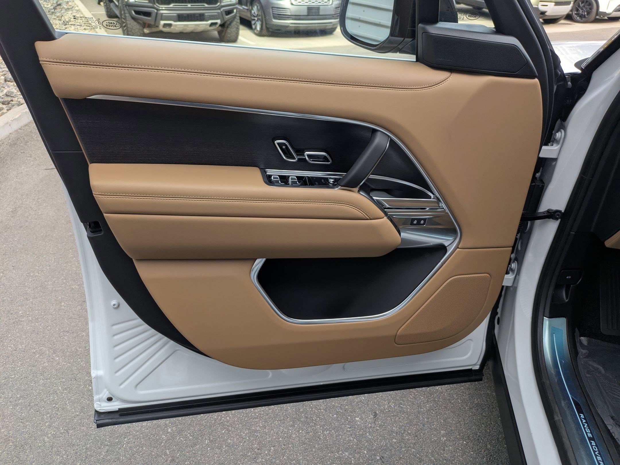 New 2025 Land Rover Range Rover SE image 9