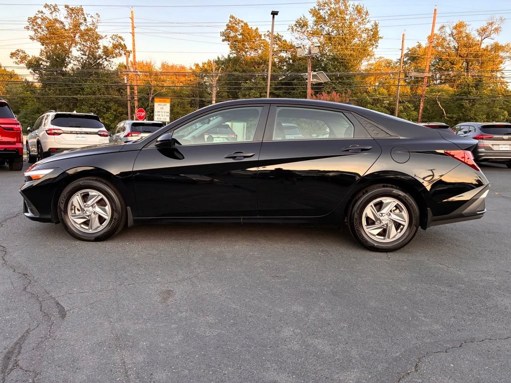 Used 2025 Hyundai Elantra SE FWD image 4