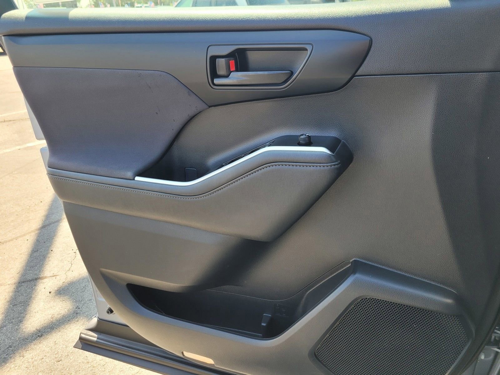 Used 2021 Toyota Highlander LE FWD image 29