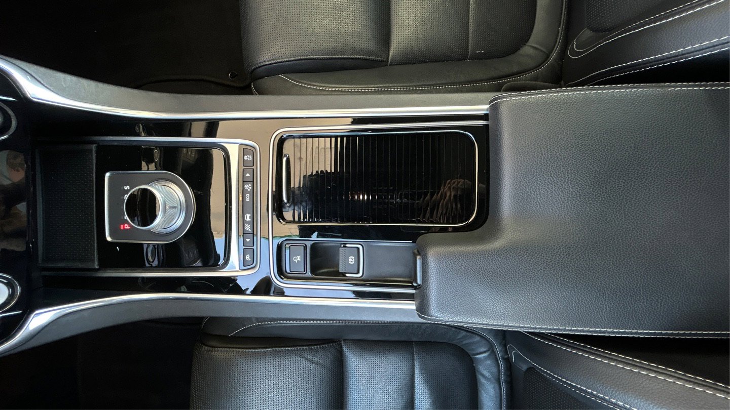 Used 2016 Jaguar XF R-Sport image 32