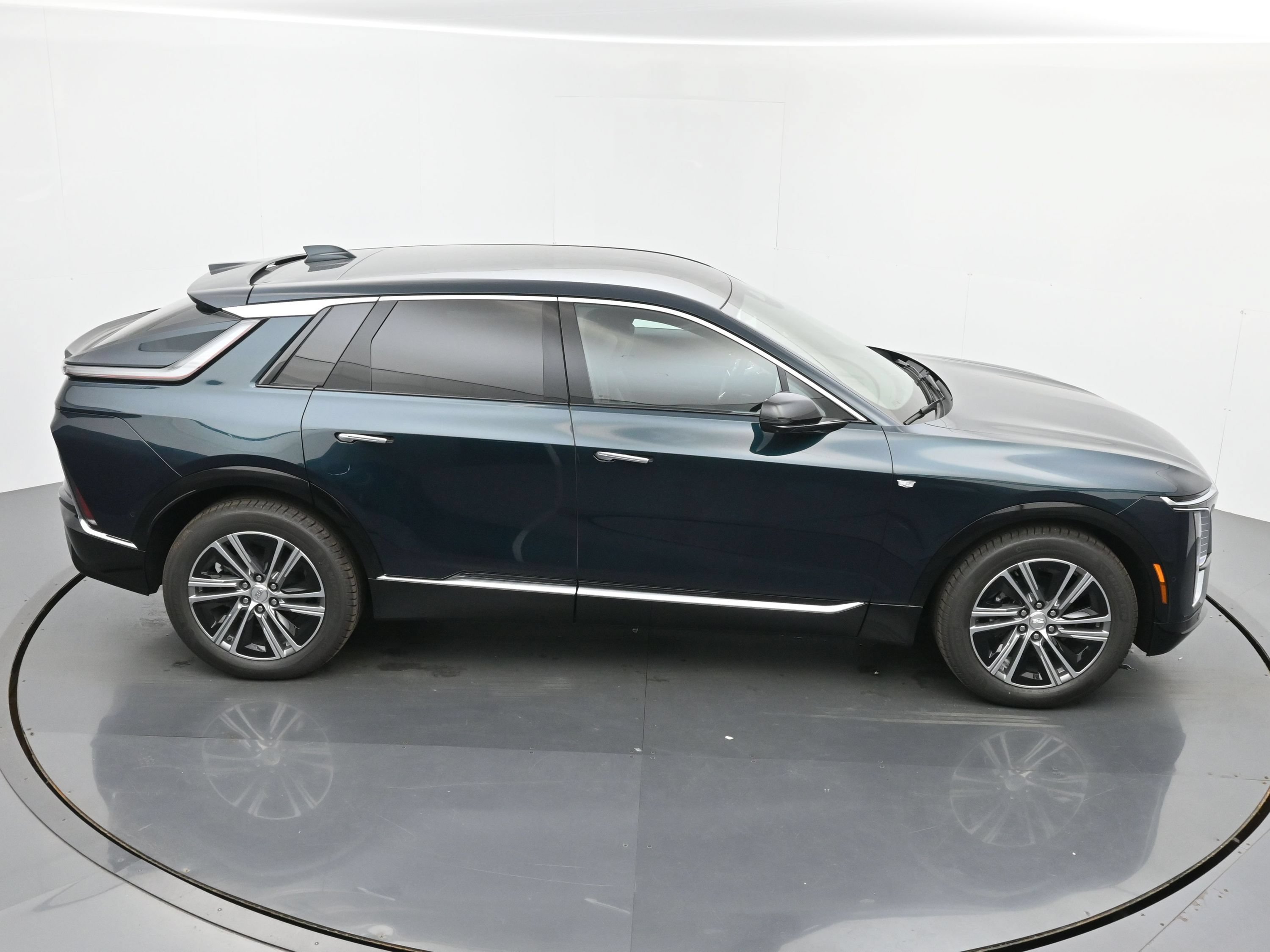 New 2026 Cadillac Lyriq Luxury w/ LPO, Floor Liner Package AWD/4WD image 28