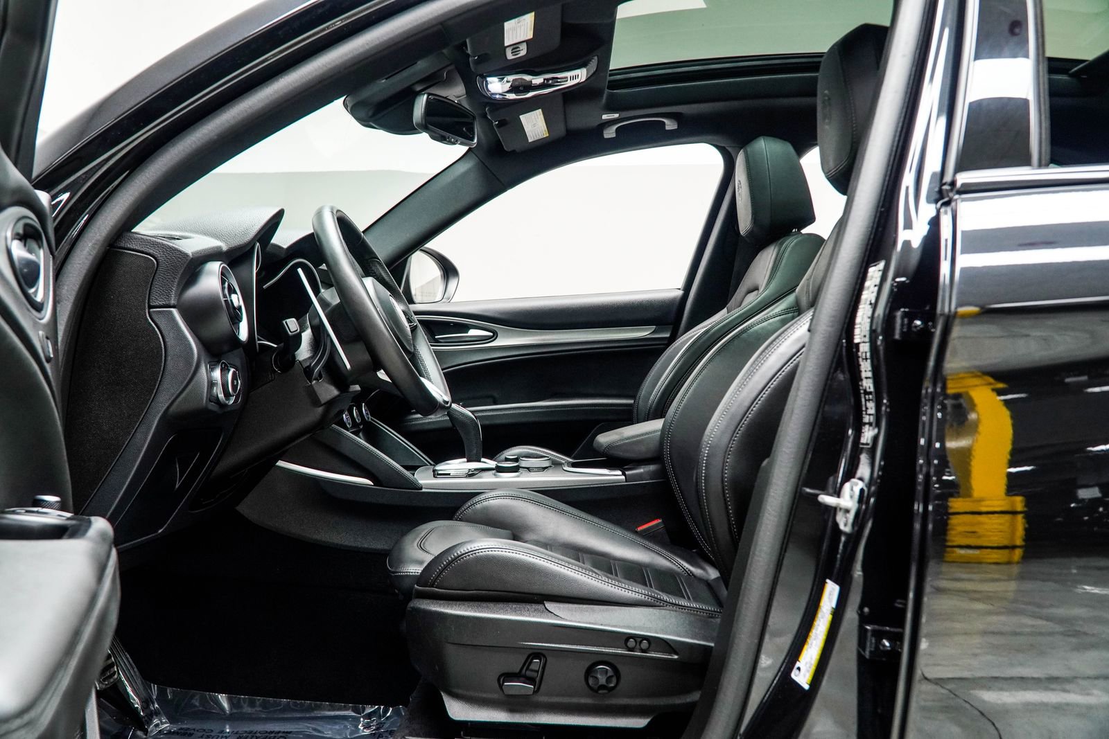 Used 2023 Alfa Romeo Stelvio Veloce image 40