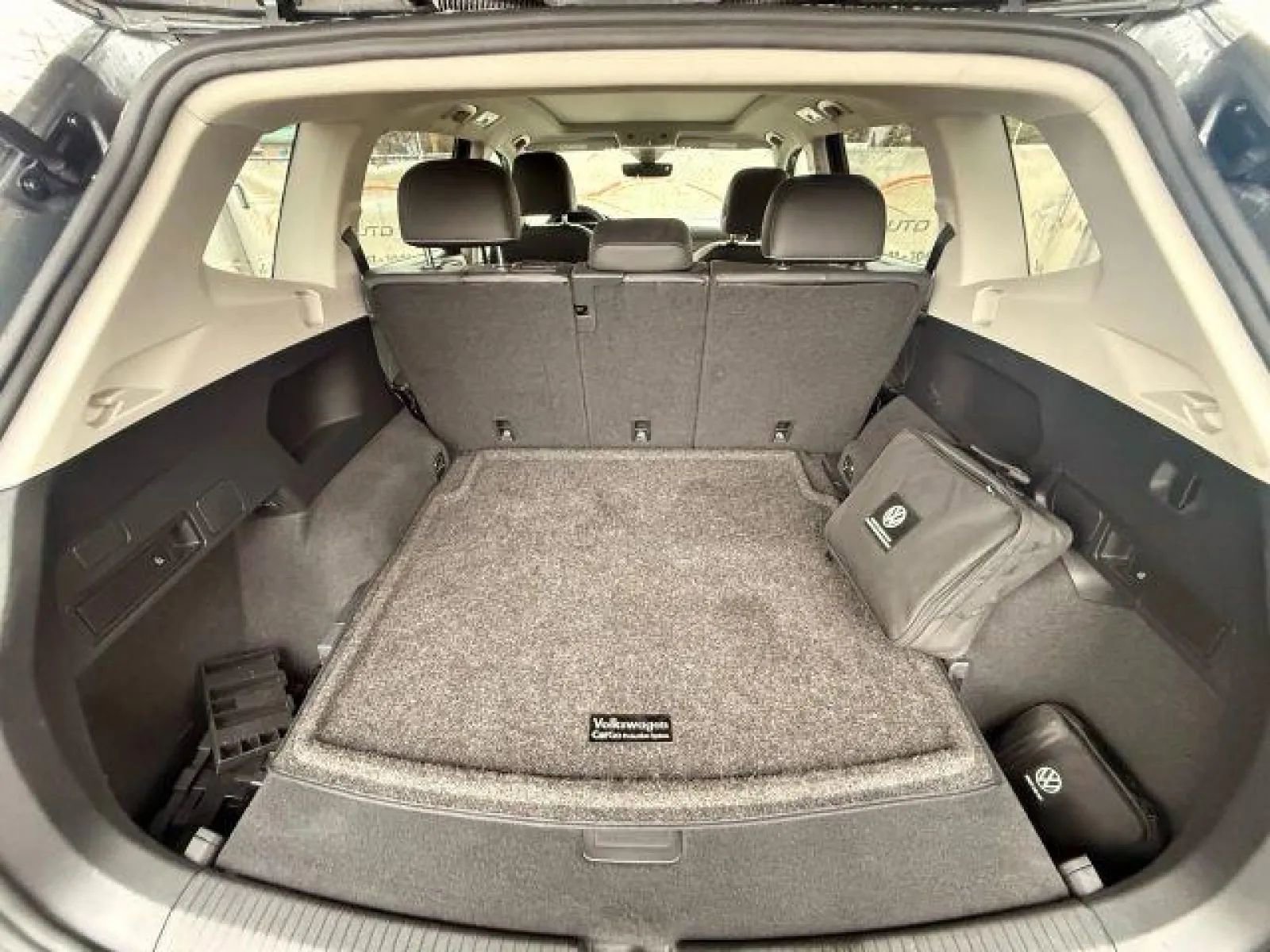 Used 2022 Volkswagen Tiguan SE w/ Panoramic Sunroof Package AWD/4WD image 16